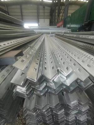 Σειρά Q195-Q420 25*25*4mm-200*200*10mm Χάλυβα ισομερούς γωνίας θερμής βύθισης με τρύπα