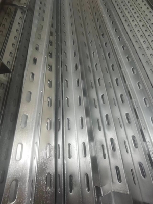 Σειρά Q195-Q420 25*25*4mm-200*200*10mm Χάλυβα ισομερούς γωνίας θερμής βύθισης με τρύπα