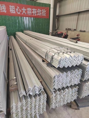 Ζεστό βουτηγμένο γαλβανισμένο χάλυβα MS Angle Q235 A36 SS400 S235JR Steel Angle Bar Tolerance ±1%